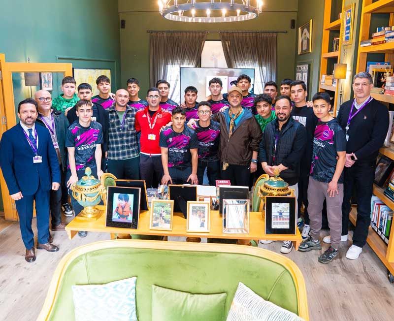 Dr. Gökhan Gündoğdu şampiyonları kabul etti