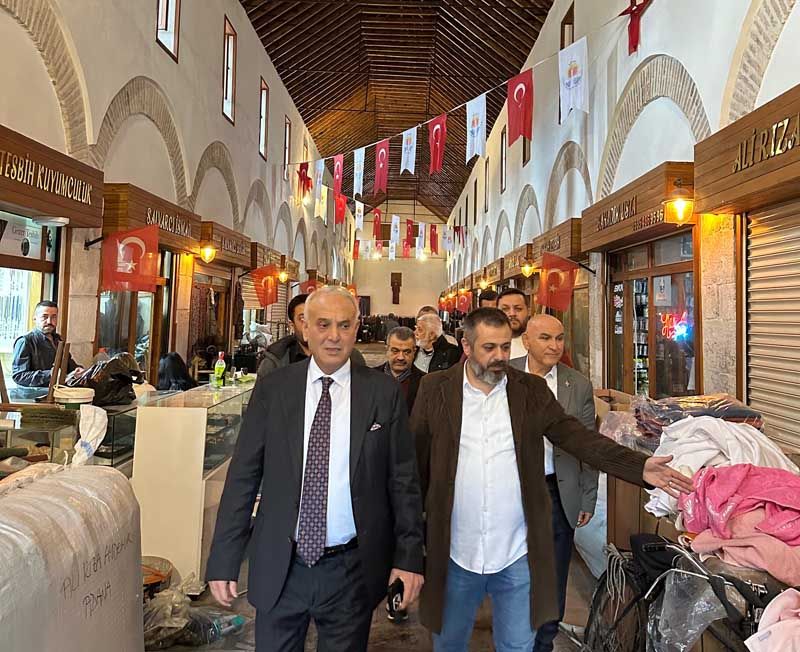 Başkan Yusuf Kanlı, tarihî çarşıda sorun dinledi