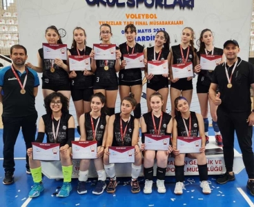 Adana GİAD Ortaokulu Sporda Başarıdan Başarıya Koştu