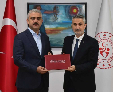 Pozantı’ya Gençlik Merkezi ve 4 Halı Saha Yapımı İçin Protokol İmzalandı