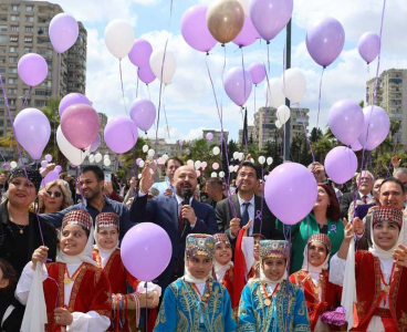 Kanser Farkındalığı için mor balon uçurdular