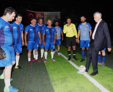 Muhtarlar Futbol Turnuvasının Açılışını Başkan Zeydan Karalar Yaptı