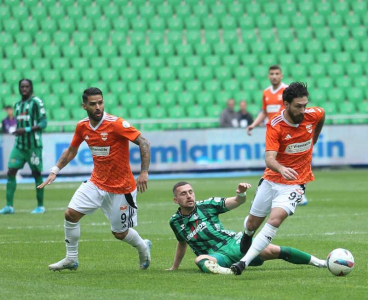 Adanaspor, Sakarya'da penaltıyla 2-1 kaybetti