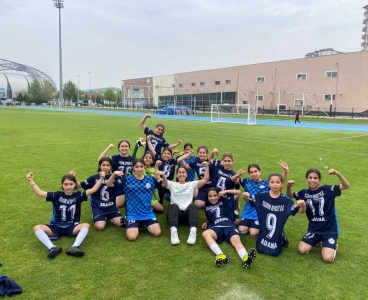 Yıldırım Bayazıt Ortaokulu Kız Futbol Takımı Kayseri'de grup birincisi oldu