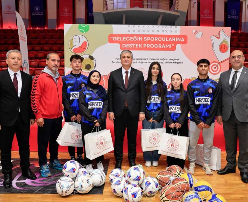 Vali Yavuz öğrencilere spor malzemesi dağıttı