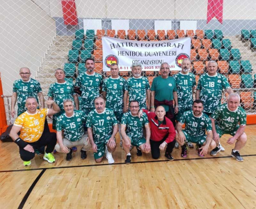 Adana Veteran Hentbol, İzmir Karabağ'ı 15-10 yendi