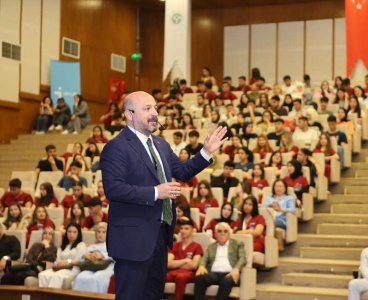 Nacar, Sağlık Kariyer Fuarında gençlere konuştu